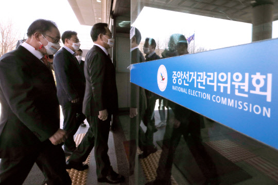 국민의힘 주호영 원내대표(왼쪽 세 번째)를 비롯한 원내대표단이 5일 경기도 과천시 중앙선거관리위원회를 항의 방문하고 있다. 국민의힘은 4·7 재보궐선거 관리를 담당하는 중앙선거관리위원회가 '위선·무능·내로남불' 등의 표현을 특정 정당(더불어민주당)을 연상시킨다는 이유로 투표 독려 현수막에 사용할 수 없게 한 것은 중립성과 독립성을 훼손했다는 입장이다.[사진=연합뉴스]